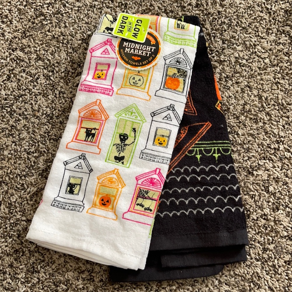 Set of 2 Towels Halloween Glow in the Dark NWT